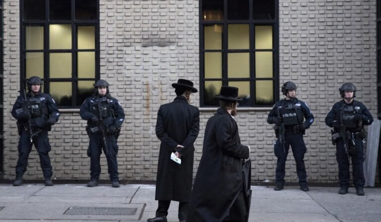 After protests outside synagogues, New York makes it a crime to block entry to a house of worship