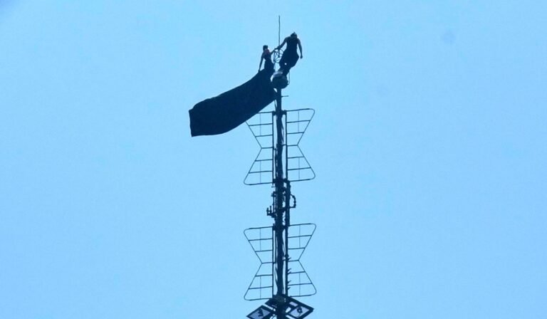 Empire State Building security scrutinized after climbers’ proposal stunt
