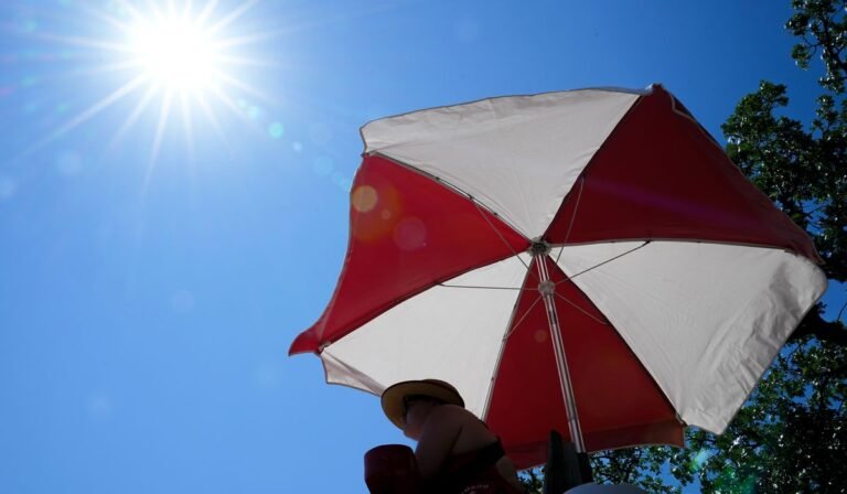 Sweltering heat wave grips central and southern U.S. for a second straight day