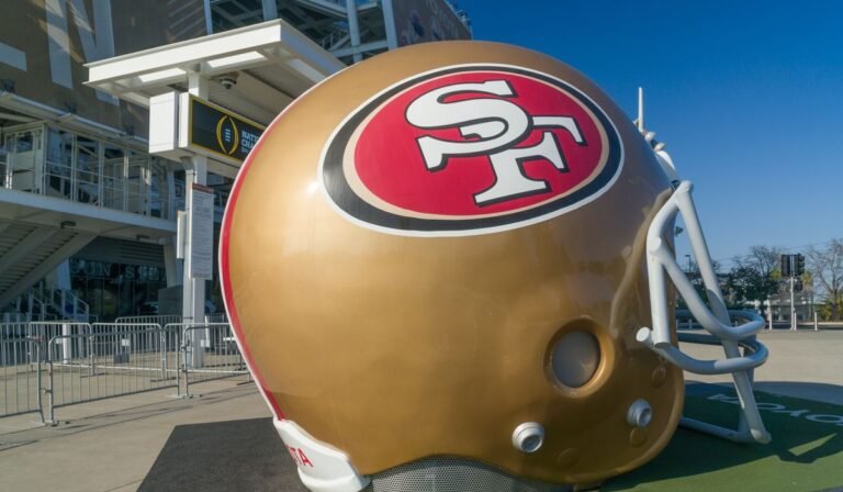 Feds break up romance racket in which fraudster posed as NFL player to bilk women